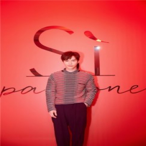 王冠逸化身冬日暖男 眉眼英俊身姿挺拔