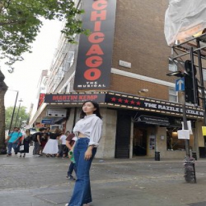 娄艺潇体验英式下午茶 白裙装扮少女感满满