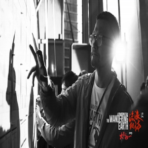 电影《流浪地球》曝科幻特辑 刘慈欣吴京感慨拍摄不易