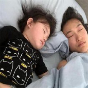 陈冠希晒女儿睡颜 睫毛浓密颜值超高