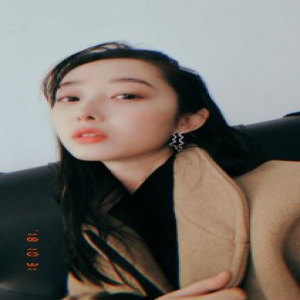 蒋梦婕万圣节晒自拍 喊话粉丝求发糖