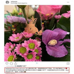 匠心独运！章泽天晒女儿礼物 将女儿的画制作成精美项链