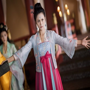 《颤抖吧阿部2》安悦溪造型百变 板砖饰品搞怪吸睛