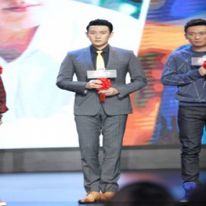 陆毅《风再起时》发布会聊创业 戴小红花获封“创新先锋”