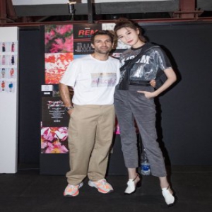 李斯羽受邀米兰看秀 亮片T恤西装裤解锁复古风情