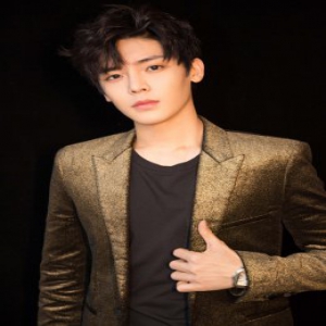 侯明昊出席时尚品牌活动 摩登少年演绎新潮轻熟风