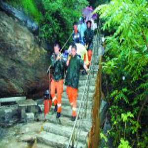 男子突发疾病被困石城镇黑龙潭 消防官兵雨中营救