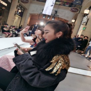 张虹一现身时装秀 衣着靓丽尽显时尚潮流