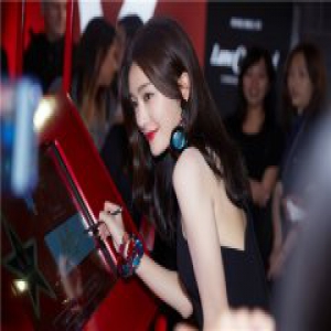 秦岚优雅亮相香港时尚活动 与蔡卓妍有爱互动