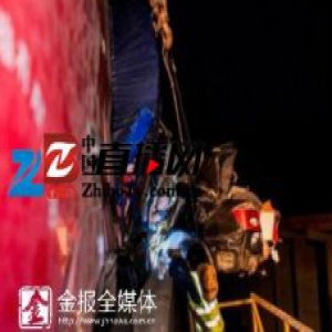 50米高空生死营救六小时 事故车内三人奇迹生还