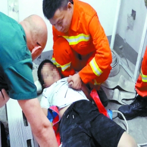 男孩坠地下8米深采光廊 幸运仅胳膊小腿受伤