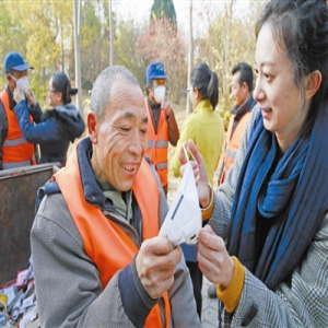 北辰区盛仓社区：爱心口罩送给保洁员