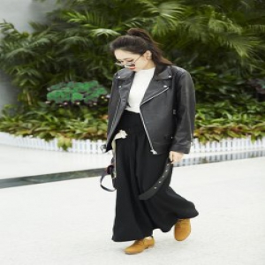 刘惜君黑白配现身机场 个性十足气场全开