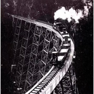 钢枕、米轨、人字桥，猜猜“它们”在哪儿？