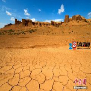 新疆荒漠戈壁中壮观的雅丹地貌