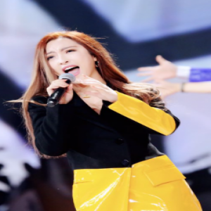 金美儿助阵《星光大道》总决赛 助阵好友唱响《小草》