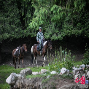 【边疆党旗红】天山冰雪牧道引路人——党员努尔江的“初心”