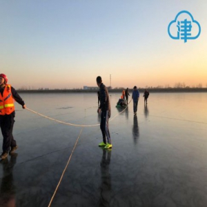 【津城暖一度】蓟运河上钓鱼坠入冰窟窿 消防员卧冰入水成功营救