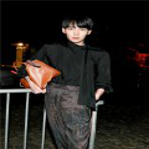 演员王泽宇秀场大片释出 眼神深邃衣品在线