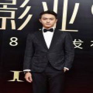 许凯亮相影业发布会 携双剧男主成新人“潜力股”