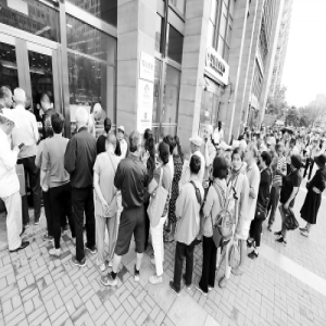 排起百米长队 市民熬夜预约国庆70周年纪念币