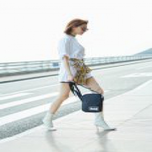 李斯羽启程米兰时装周 绑带长T展酷女孩风范