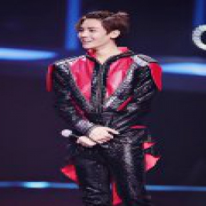 侯明昊穿机甲战服搭配亮亮首跳街舞 眼神犀利很专业