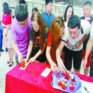 女列车长“领证”后赶着去上班