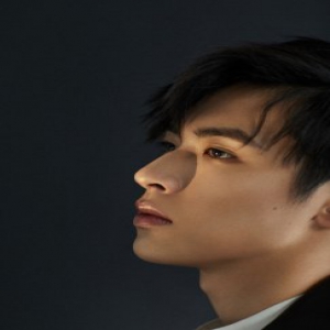 张逸杰“破晓时分”主题大片曝光 坚定眼神讲述成长