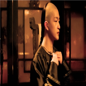 屈楚萧《如懿传》火场救父 辫子被扯笑翻众人