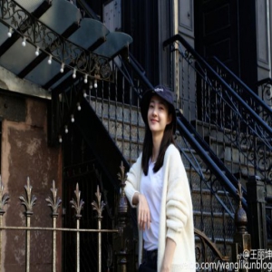 王丽坤与神秘男牵手逛街同回酒店 此前两人曾被曝海量亲密合照