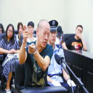 情绪失控杀母 被告人庭上哽咽后悔