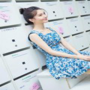 金晨开学季清新写真 丸子头连衣裙穿梭校园