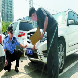 拥有多辆豪车却不还款 法官上午扣押＂老赖夫妻＂车辆