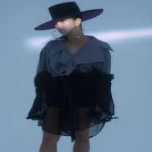 何洁新歌上线 《微凉的风》吹醒内心的简单纯粹