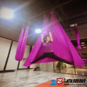 小龙女重现江湖 刘亦菲练空中瑜伽劈一字马