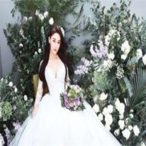 张馨予婚纱照曝光 何捷贴心提裙摆