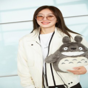 秦岚现身机场 抱龙猫公仔少女心爆棚