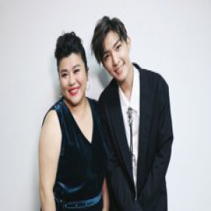 炎亚纶出席颁奖典礼向前辈致敬 为惠英红颁年度女演员奖