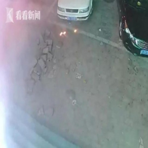 “熊孩子”惹祸！内蒙古一男孩玩烟花引爆窨井 砸坏2辆车