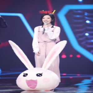 蒙面唱将冯提莫独唱《空心》 秒登顶酷狗人气榜