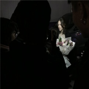 网友街头偶遇许玮甯 大赞素颜又白又美