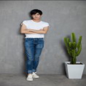 王皓轩白衣写真简约大方 阳光男孩与冷峻少年的反差CUT