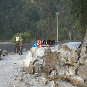 地震致川藏线受阻 武警交通部队紧急抢通