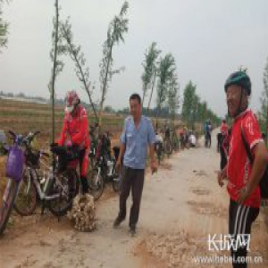 肥乡区扶贫驻村干部追着骑友“卖”大蒜