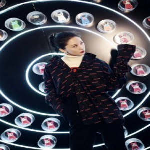 张雯时尚随拍 随性搭配时髦度up