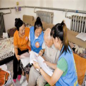 建军节到来之际 志愿者慰问老战士