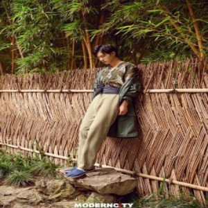 魏天浩全新街拍释出 玩转东方复古风