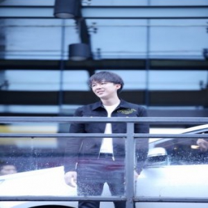 摩登兄弟圆梦《快乐大本营》 热情“摩饭”冒雨到场支持偶像