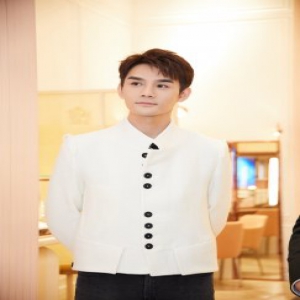 王凯现身广州品牌活动 白衣短靴尽显骑士风貌